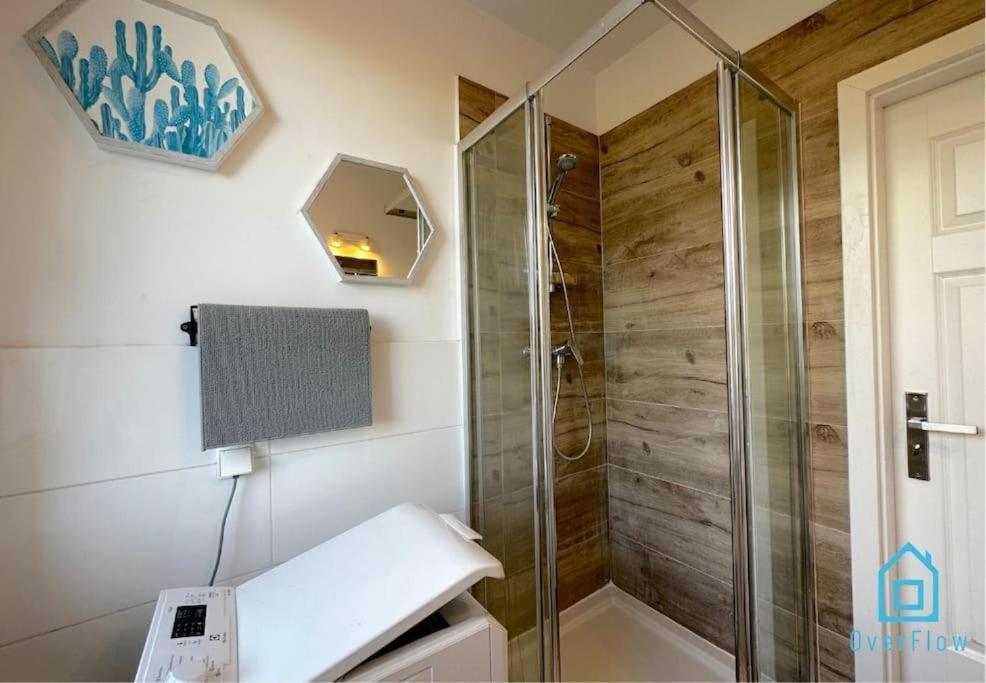 Walezy - Peaceful Retreat, 10 Minutes To Old Town & Seaside Alloggio in famiglia